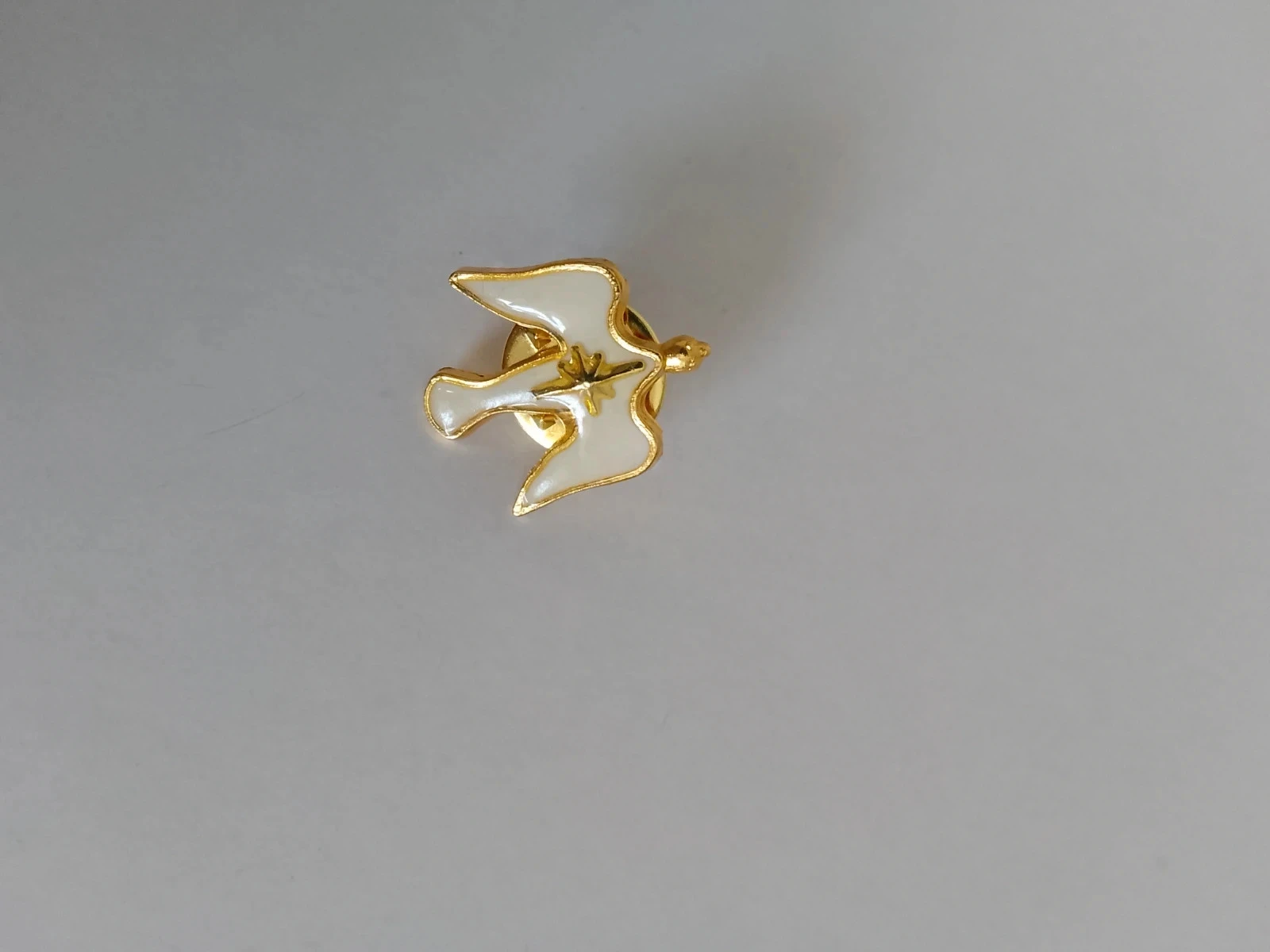 Broche pin's colombe blanche avec étoile du Nord